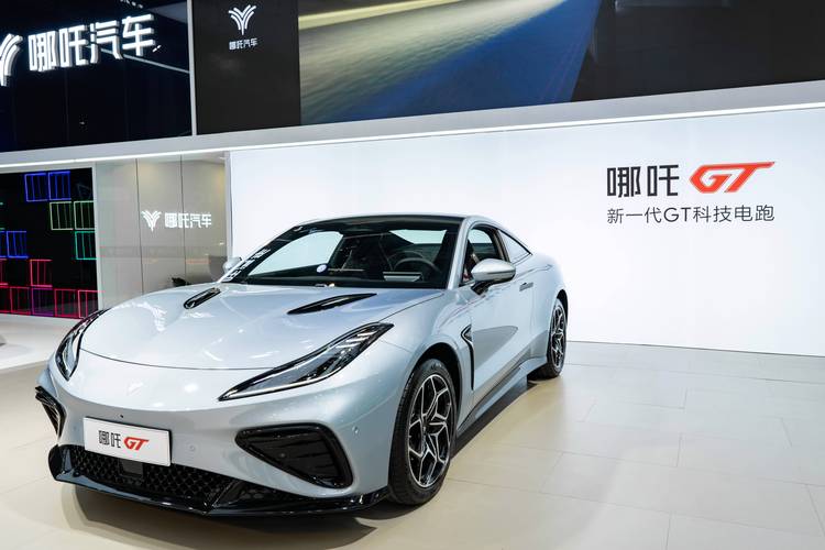 东莞23哪吒汽车在智能汽车领域的表现，领途汽车在新能源汽车市场中的影响力